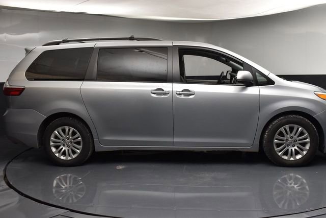Used 2017 Toyota Sienna XLE w/ XLE Navigation Package image 8