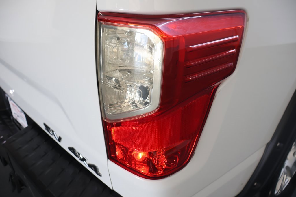 Used 2018 Nissan Titan SV image 24