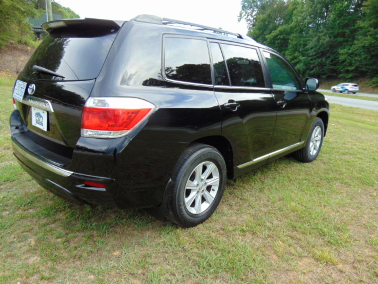 Used 2012 Toyota Highlander SE w/ Tow Pkg AWD/4WD image 3