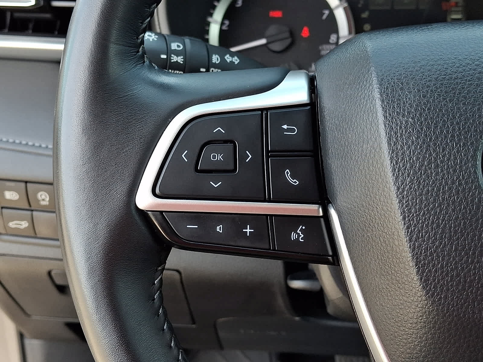 Used 2023 Toyota Highlander LE AWD/4WD image 25