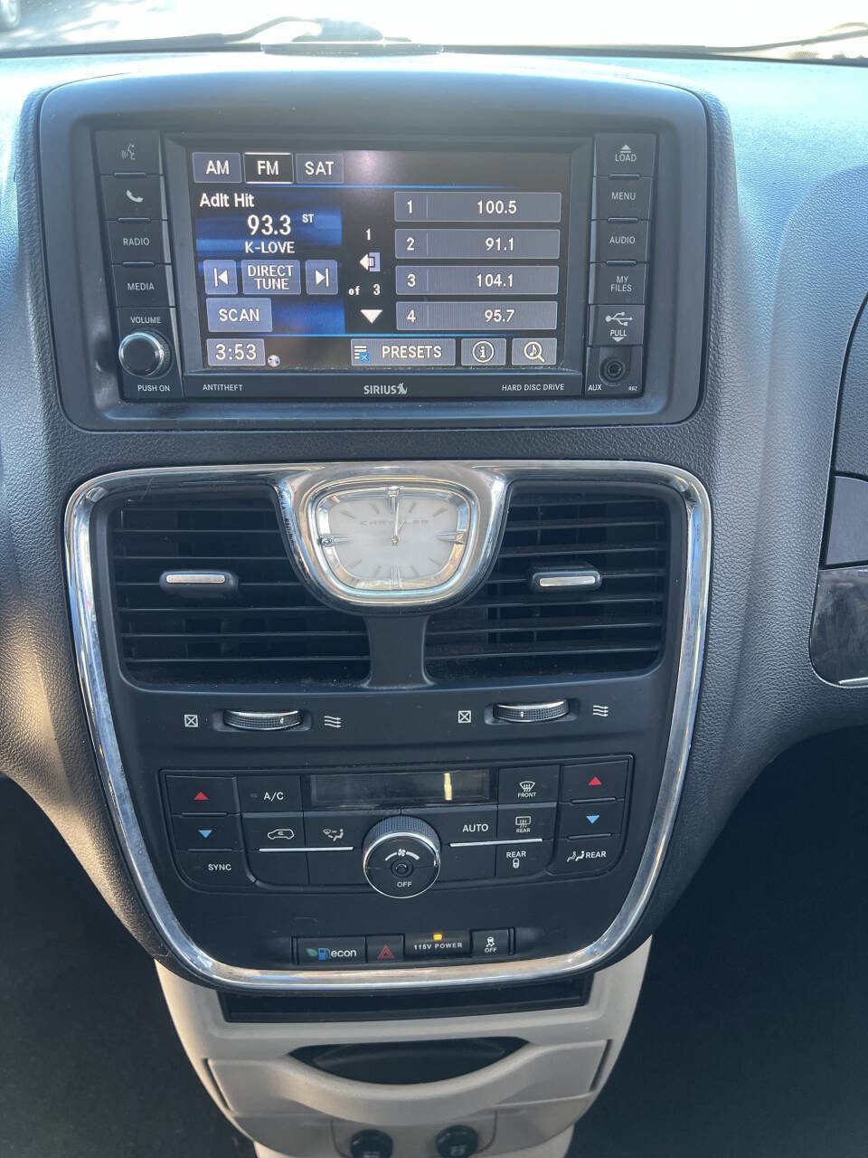 Used 2013 Chrysler Town & Country Touring image 25