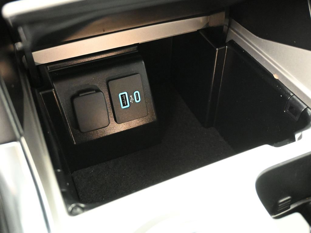 Used 2022 Ford Explorer XLT w/ Equipment Group 202A image 18