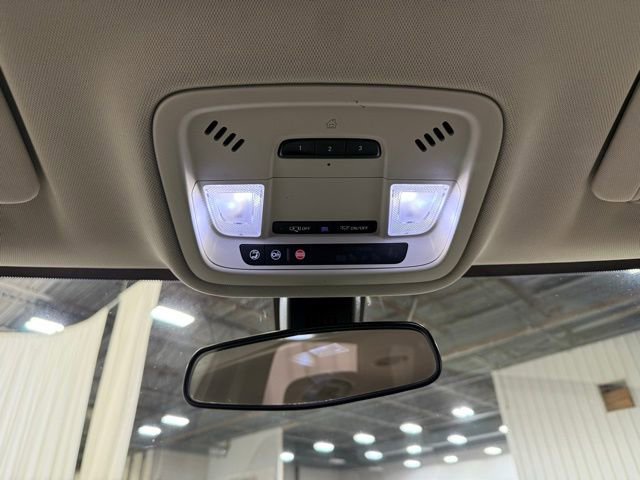 Used 2020 Chevrolet Traverse LT image 17