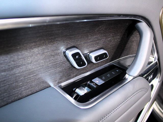 Used 2025 Land Rover Range Rover Autobiography AWD/4WD image 24