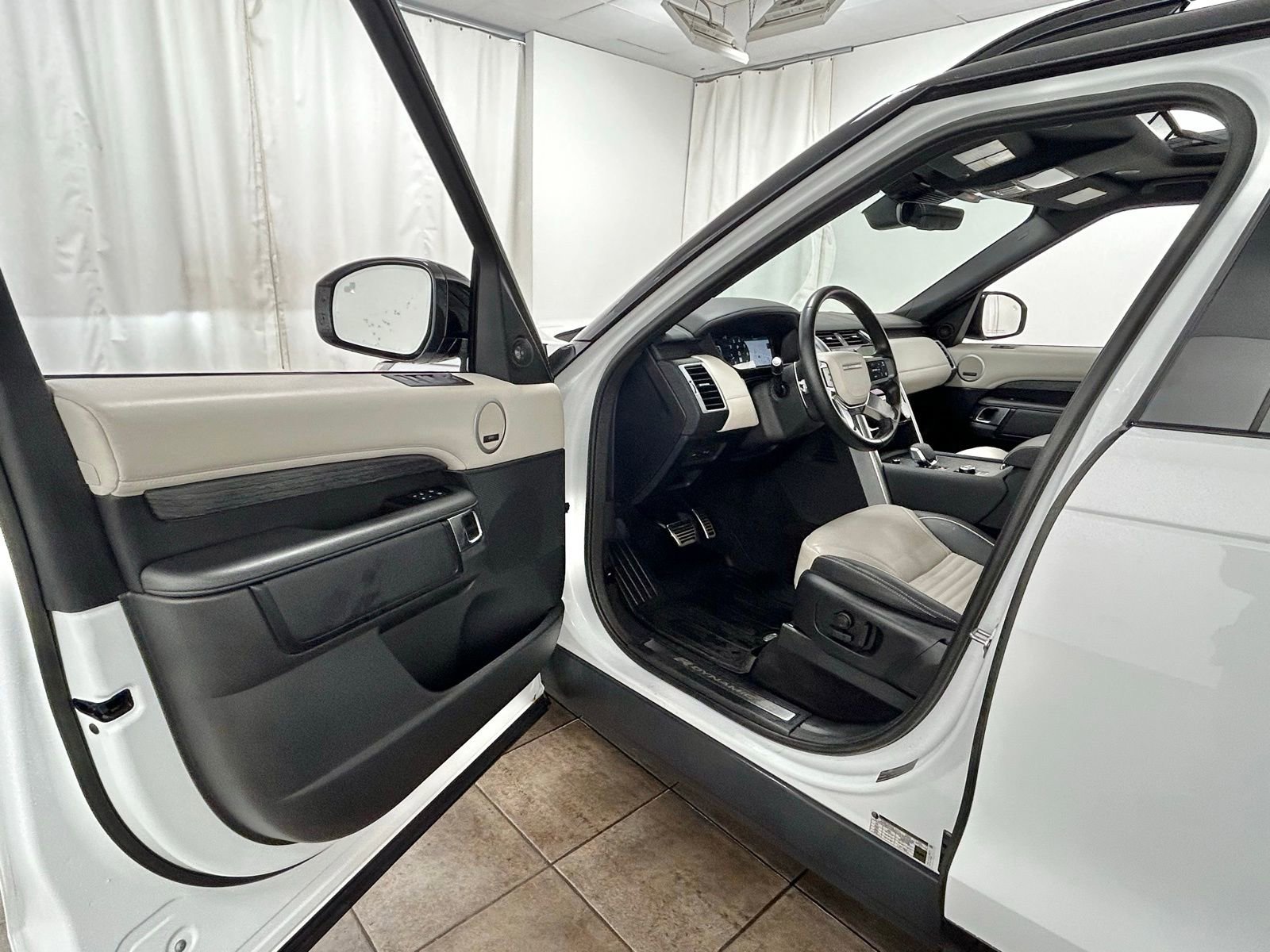 Used 2023 Land Rover Discovery HSE R-Dynamic image 23