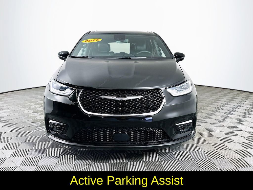 Used 2025 Chrysler Pacifica Select image 4