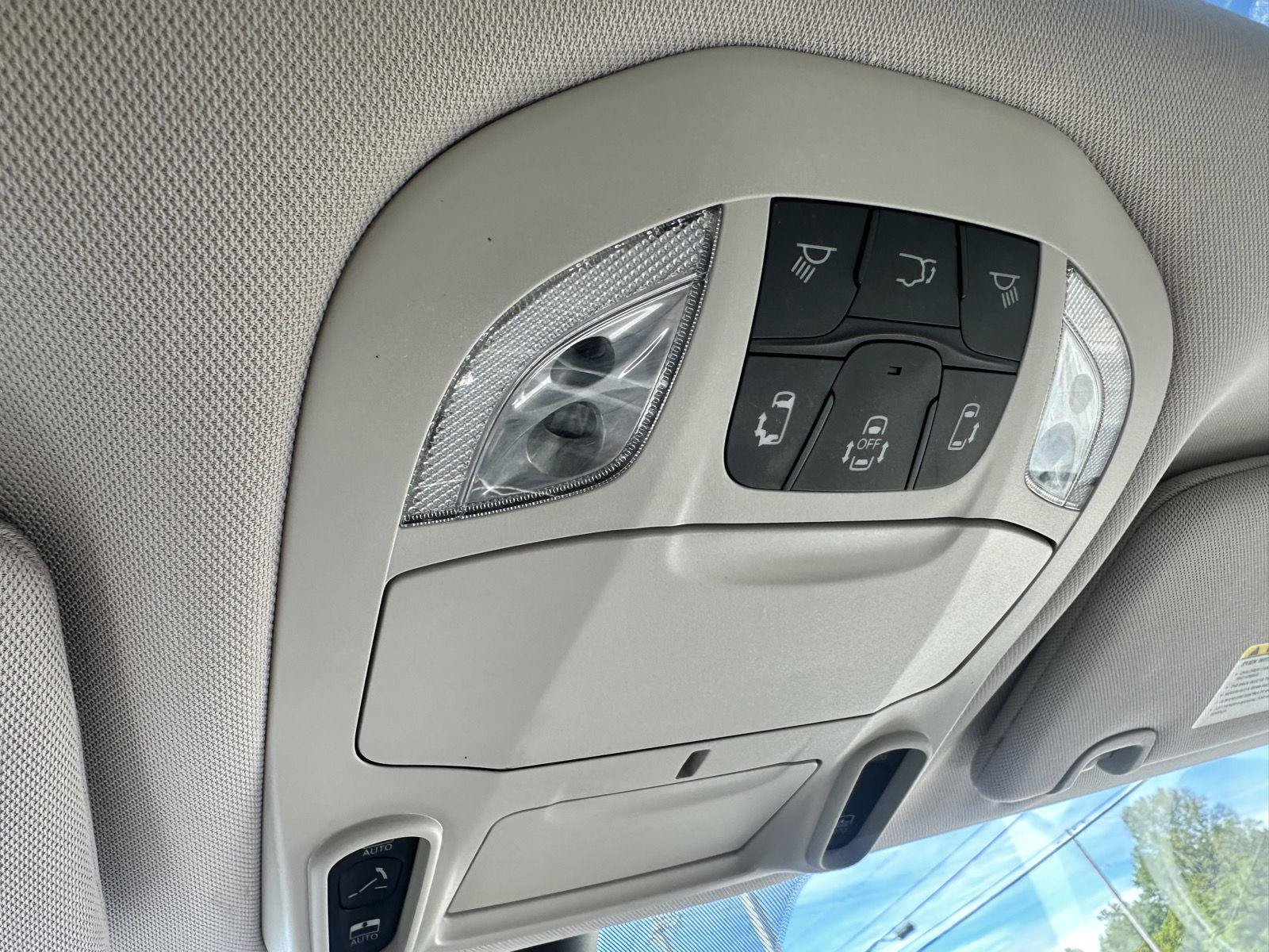 Used 2018 Chrysler Pacifica Limited w/ Tire & Wheel Group FWD image 39