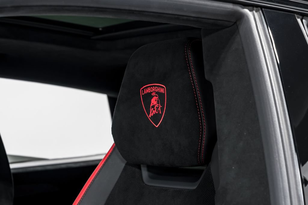 Used 2024 Lamborghini Urus Performante AWD/4WD image 21