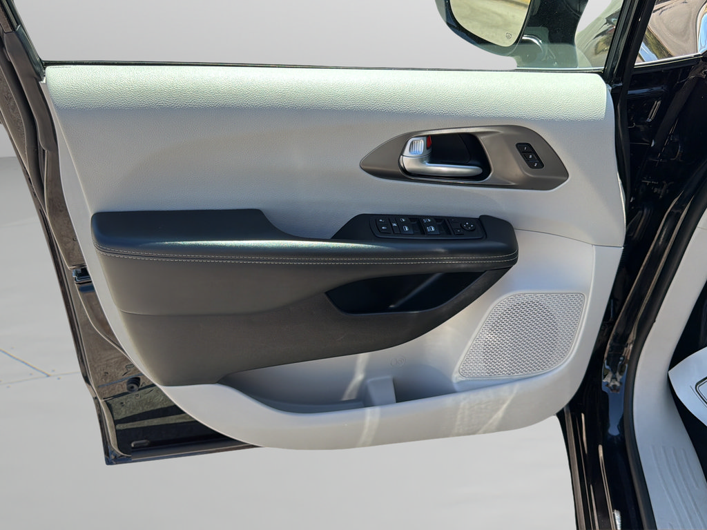Used 2024 Chrysler Pacifica Touring-L FWD image 16