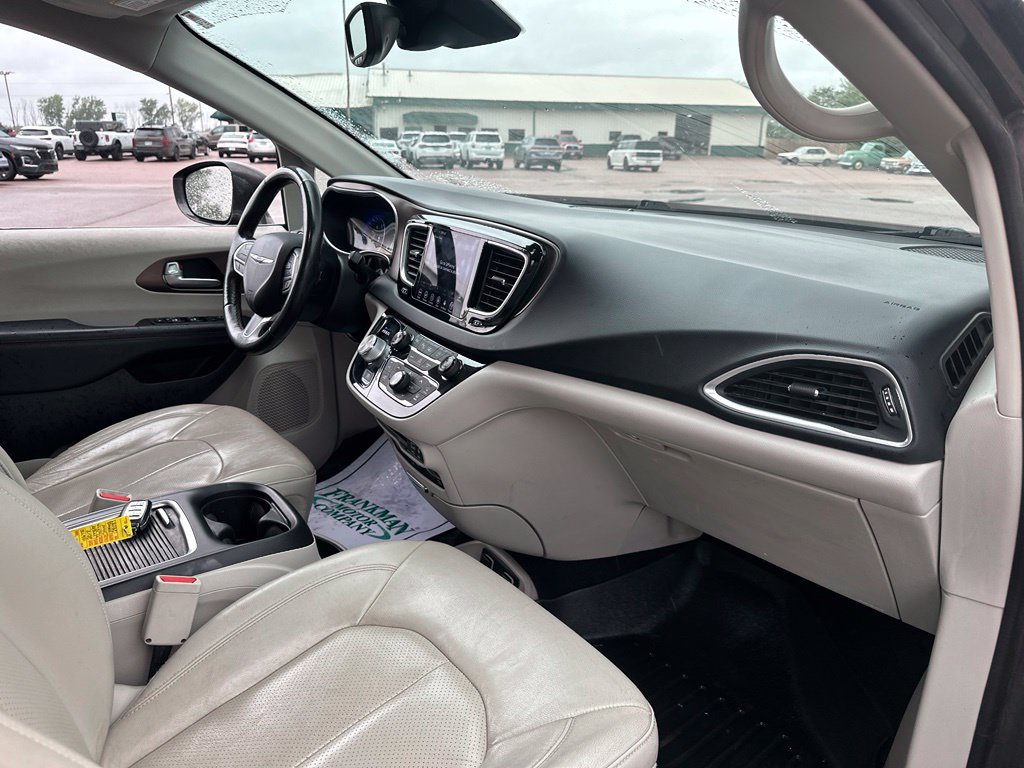 Used 2018 Chrysler Pacifica Touring-L Plus FWD image 30