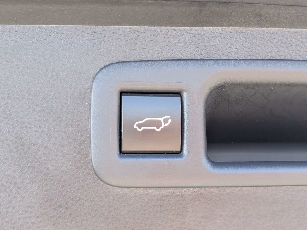 Used 2021 Toyota Highlander XSE FWD image 12