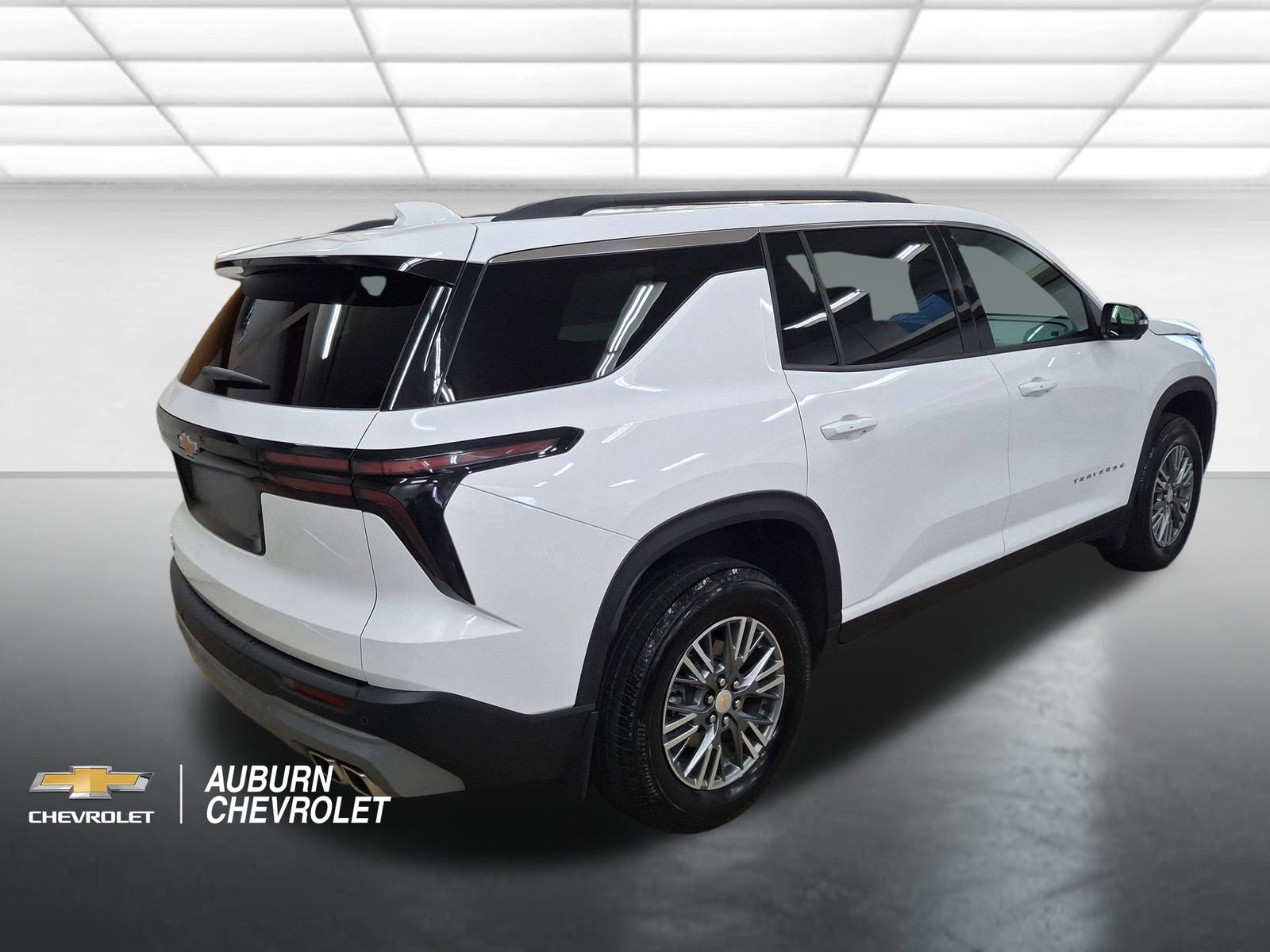 Used 2025 Chevrolet Traverse LT w/ Driver Confidence Package FWD image 3