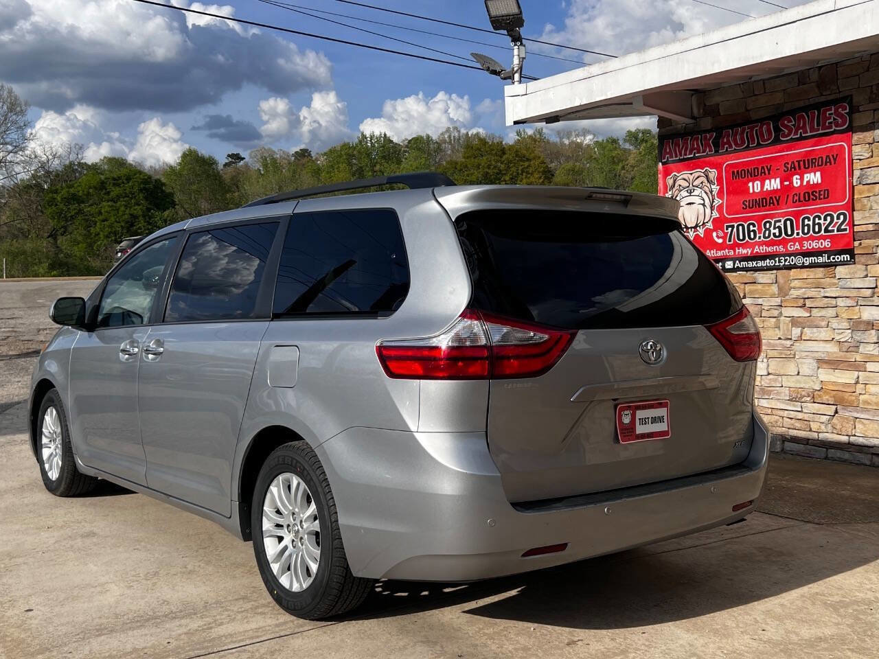 Used 2017 Toyota Sienna XLE Premium FWD image 4
