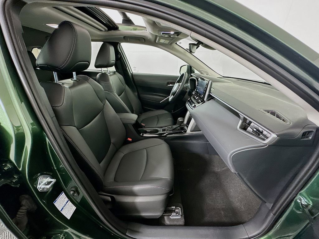 Used 2022 Toyota Corolla Cross XLE image 28