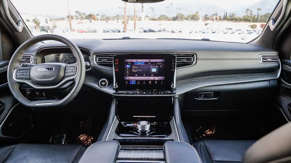 Certified 2024 Jeep Wagoneer L Series II w/ Flexible Seating Group image 13