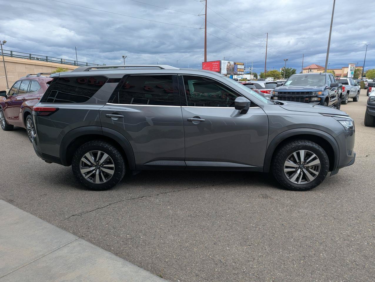 Used 2022 Nissan Pathfinder SL AWD/4WD image 6