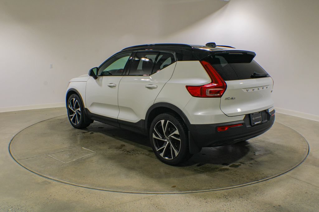 Used 2022 Volvo XC40 T5 R-Design w/ Climate Package AWD/4WD image 3