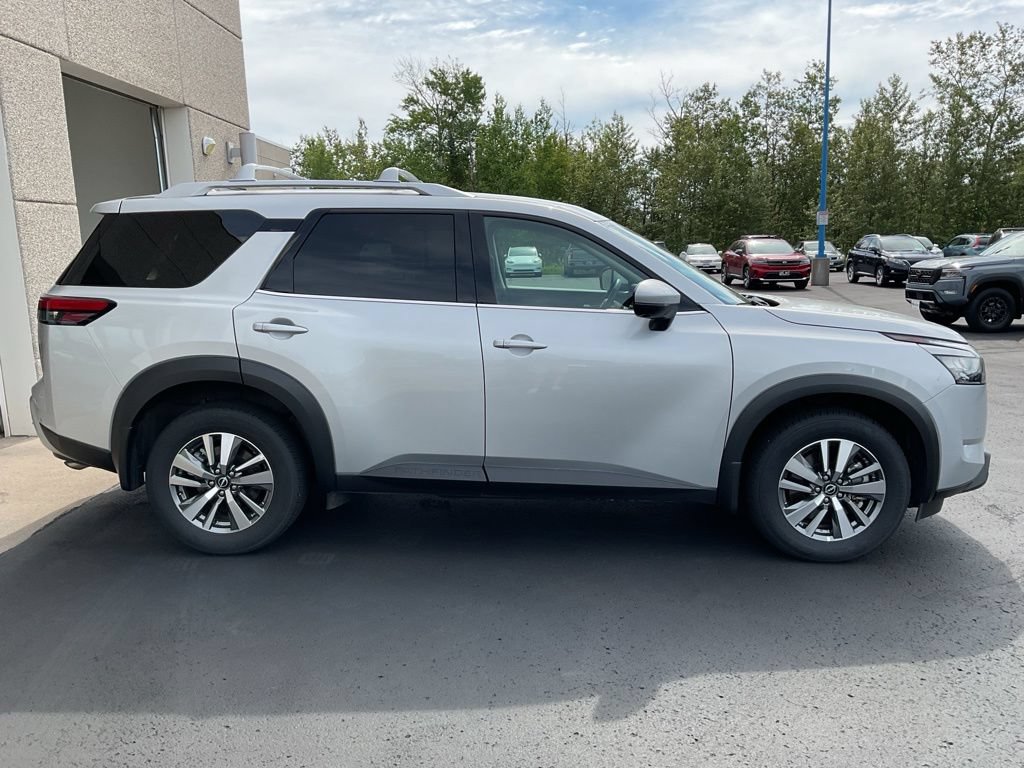 Used 2025 Nissan Pathfinder SL AWD/4WD image 4