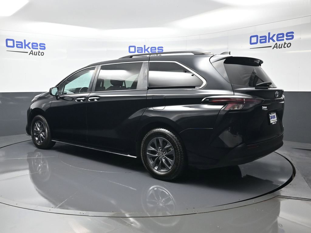 Used 2024 Toyota Sienna XLE image 6