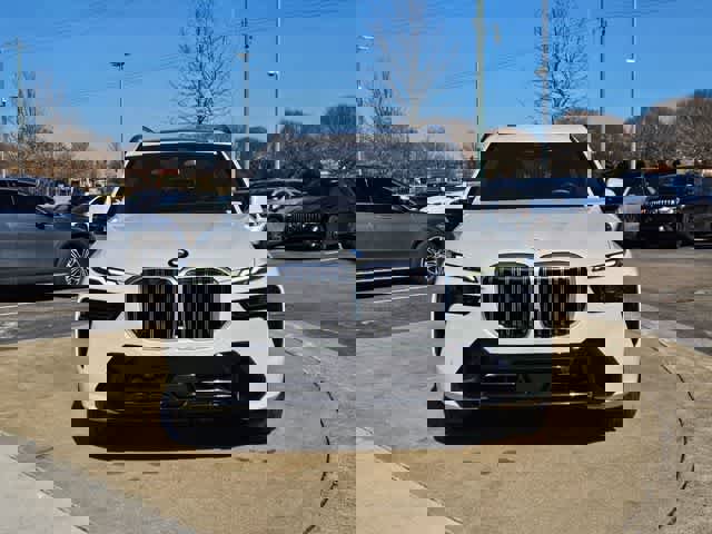 Used 2025 BMW X7 xDrive40i w/ M Sport Package image 4