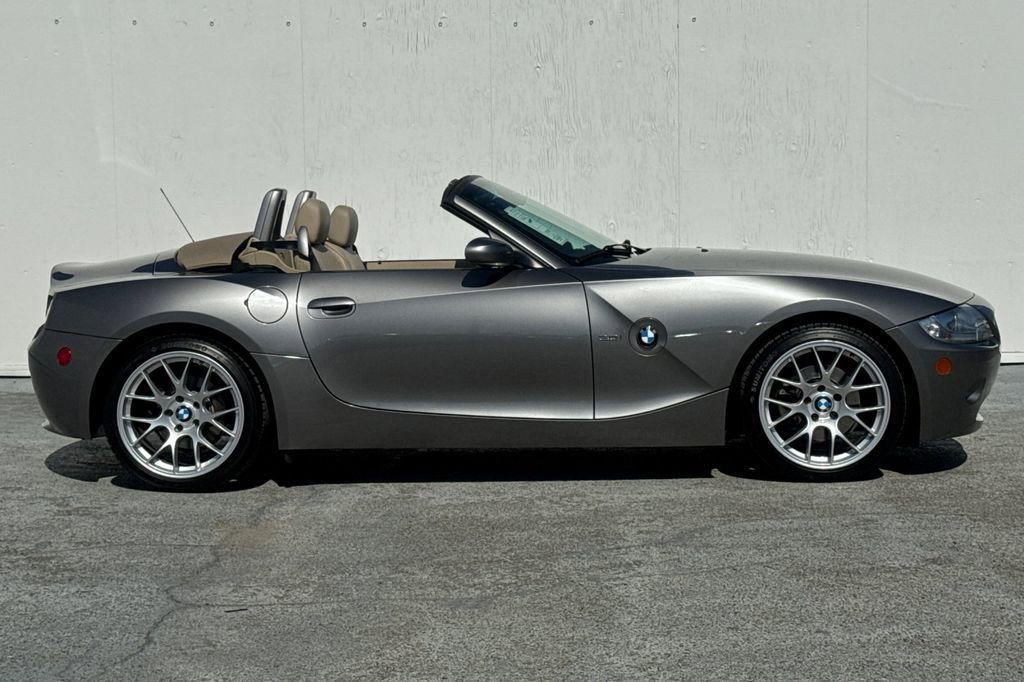 Used 2005 BMW Z4 3.0i RWD image 2