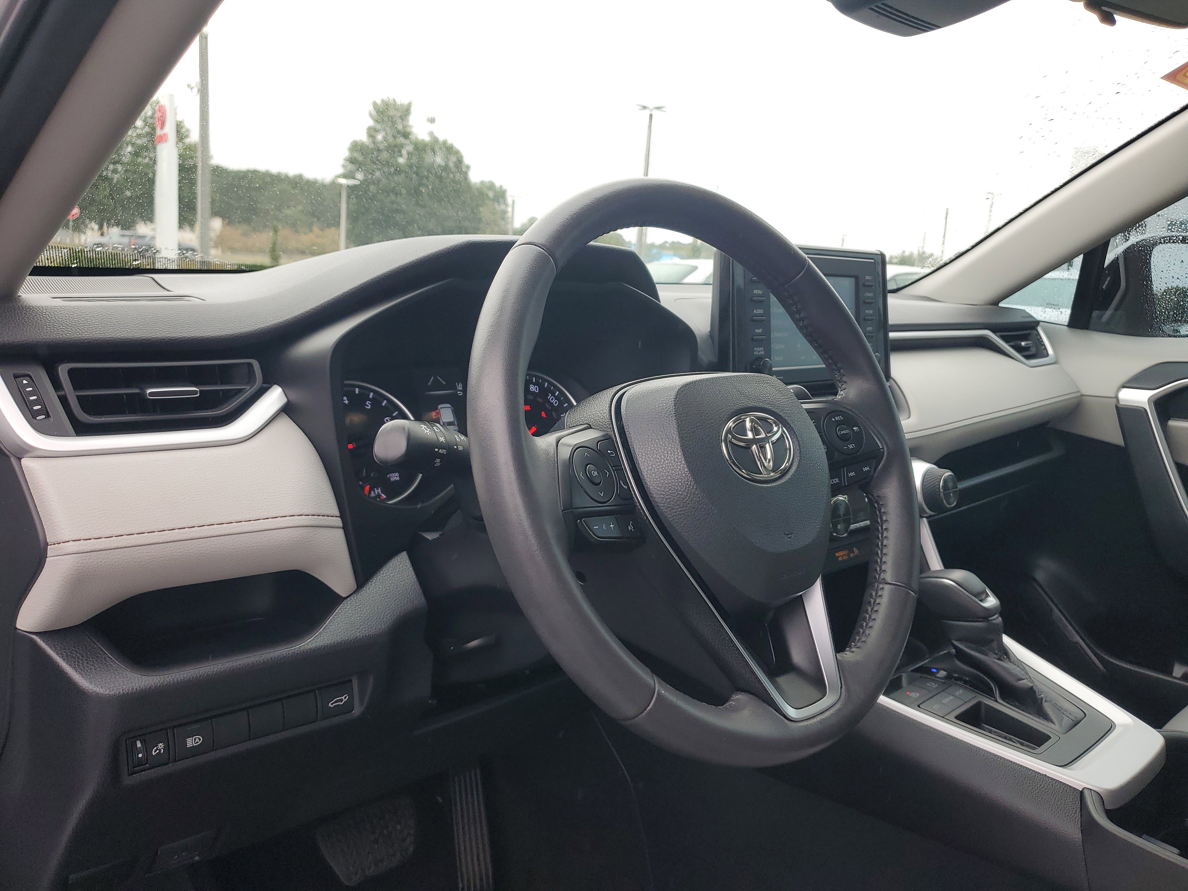 Used 2022 Toyota RAV4 XLE Premium image 17