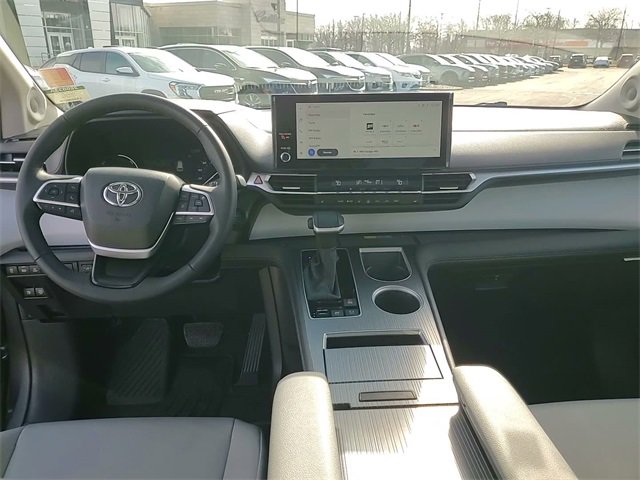 Used 2025 Toyota Sienna XLE w/ XLE Plus Package image 25