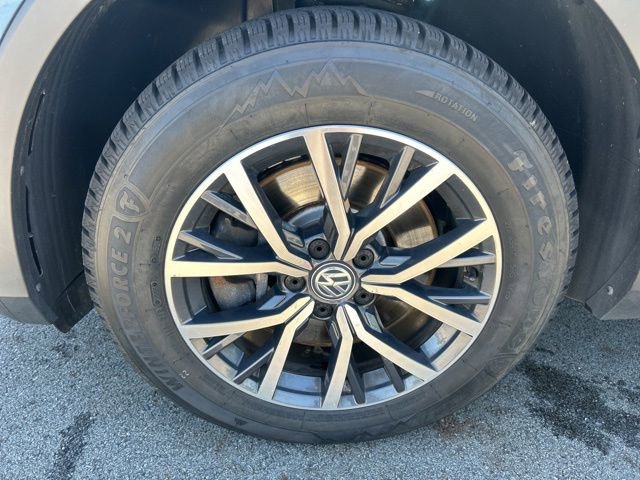 Used 2020 Volkswagen Tiguan SE w/ Panoramic Sunroof Package FWD image 11
