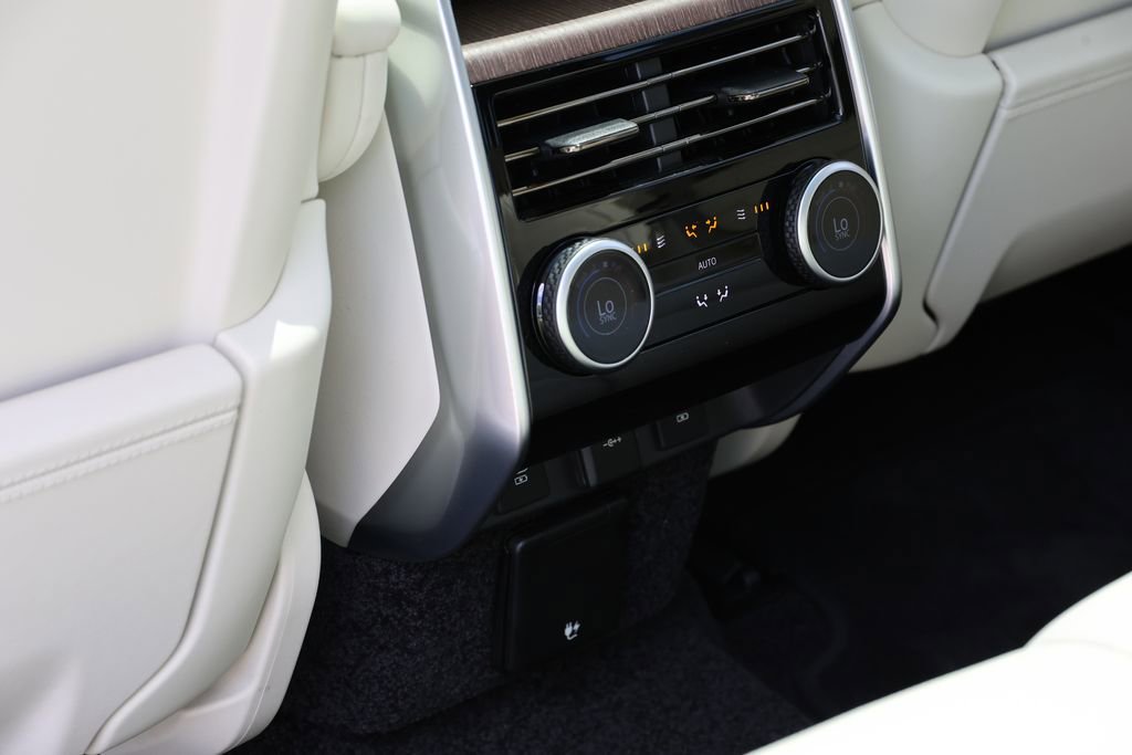 Used 2025 Land Rover Range Rover SE AWD/4WD image 12
