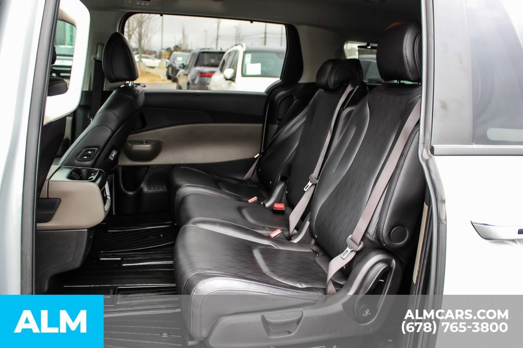 Used 2025 Kia Carnival EX image 18