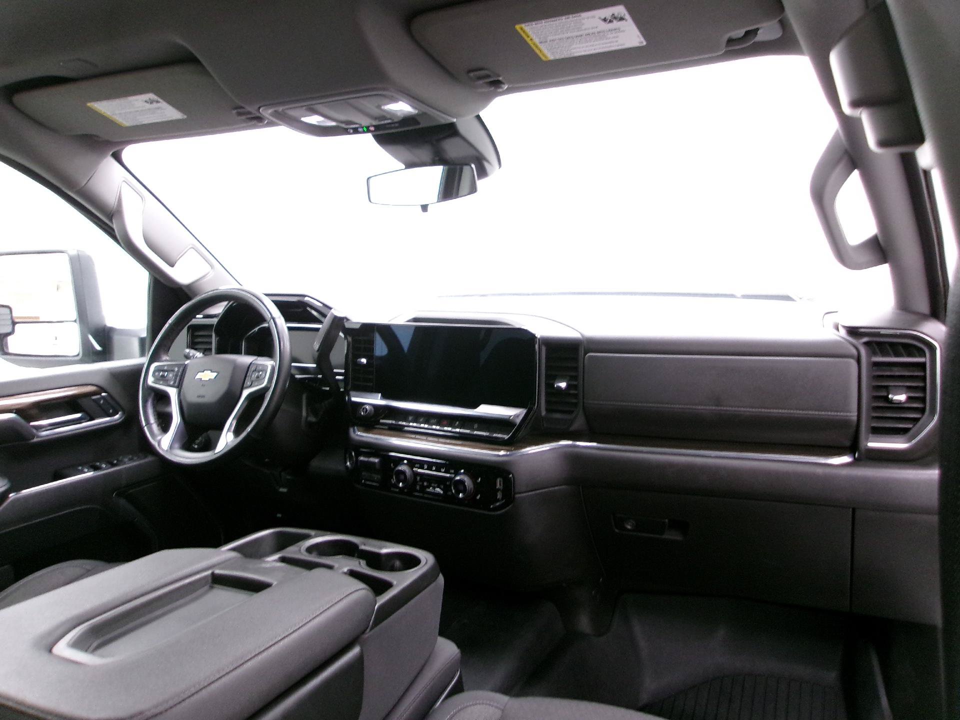 Used 2024 Chevrolet Silverado 2500 LT AWD/4WD image 3