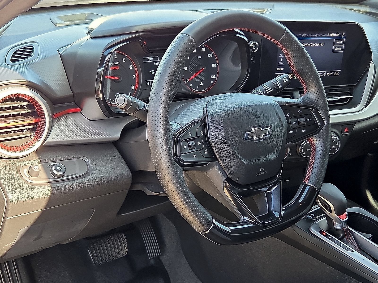 Used 2025 Chevrolet Trax RS FWD image 13