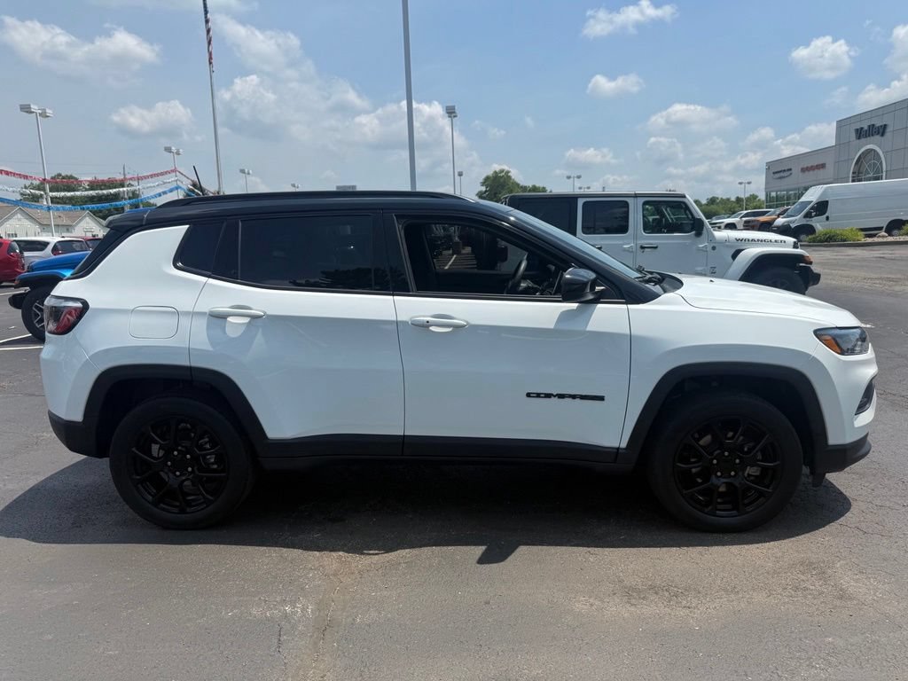 Used 2022 Jeep Compass Latitude AWD/4WD image 2