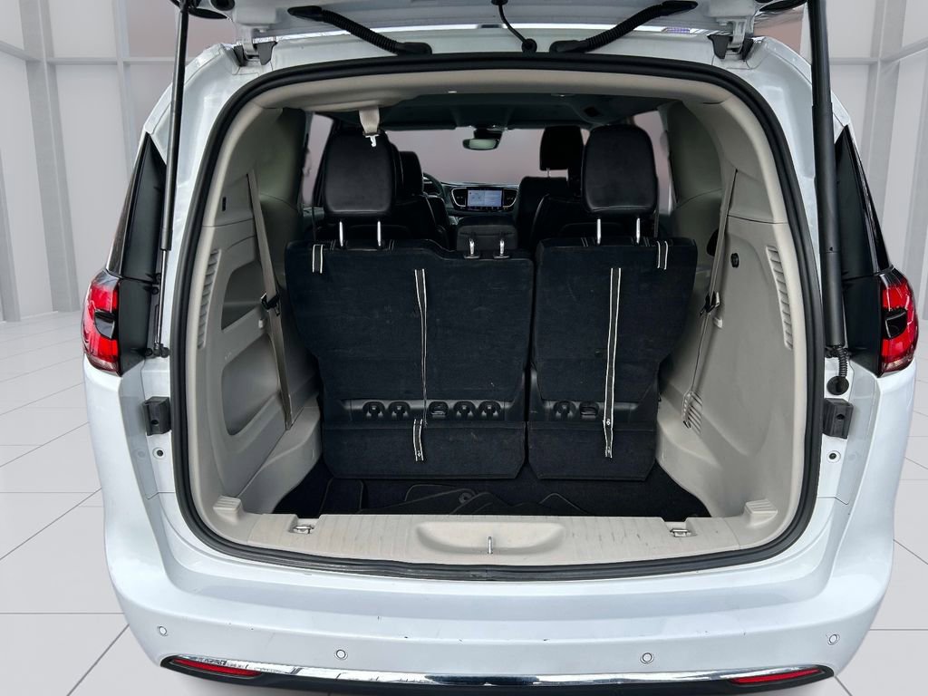 Used 2024 Chrysler Pacifica Touring-L image 13