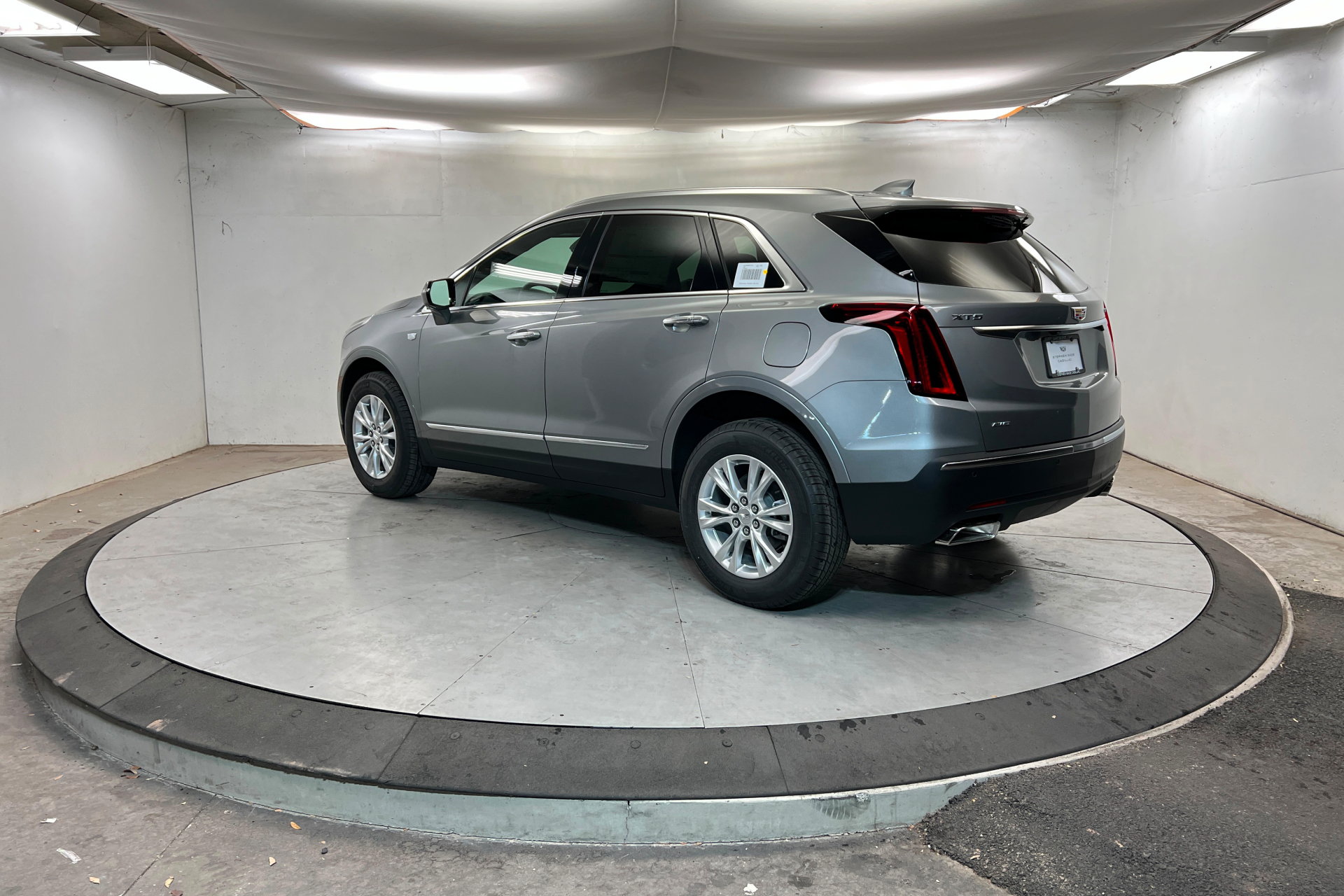 New 2026 Cadillac XT5 Luxury w/ LPO, Floor Liner Package AWD/4WD image 3