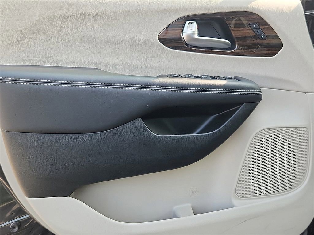 Used 2023 Chrysler Pacifica Limited image 14