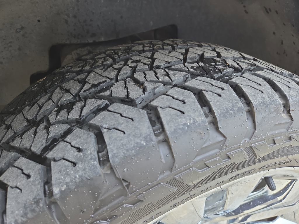 Used 2010 Cadillac Escalade AWD image 11