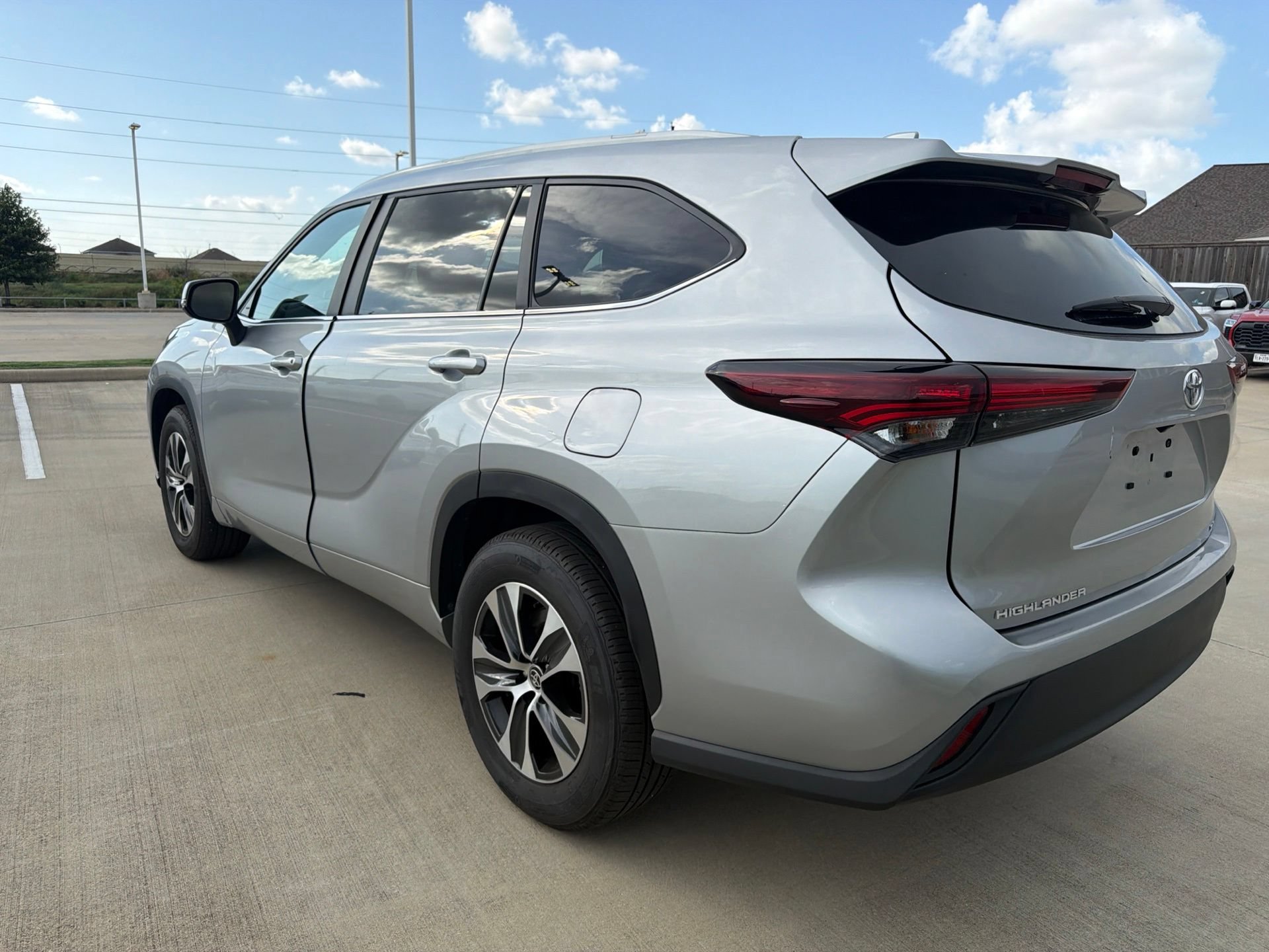 Used 2025 Toyota Highlander XLE FWD image 5