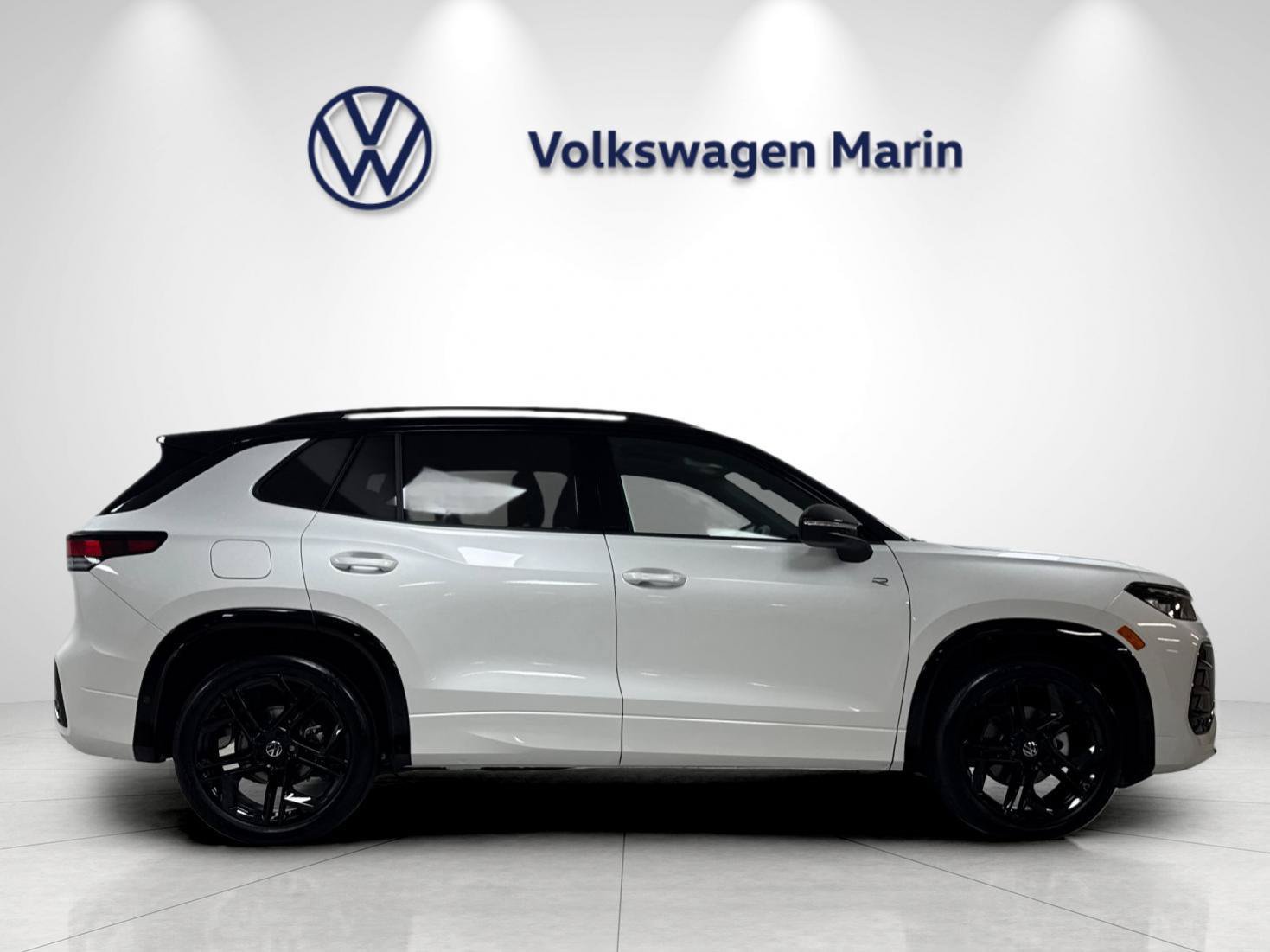 New 2026 Volkswagen Tiguan SE R-Line FWD image 6