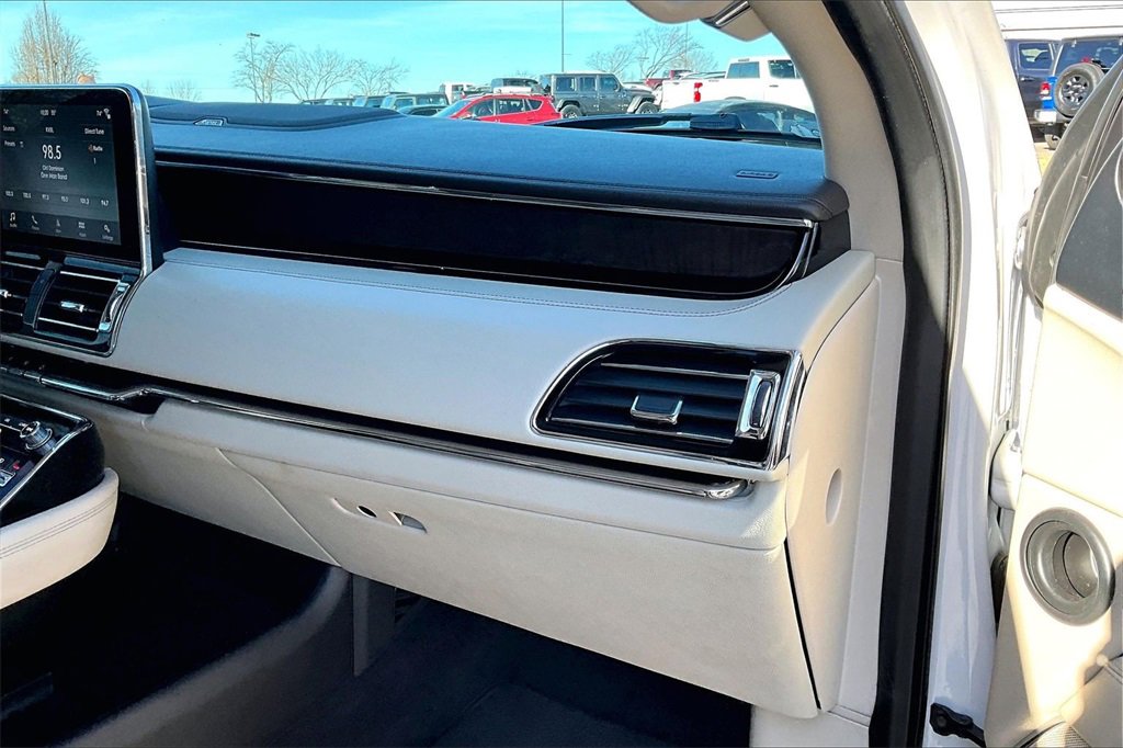Used 2019 Lincoln Navigator Select image 13
