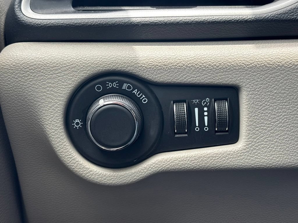 Used 2020 Chrysler Voyager Lxi FWD image 20