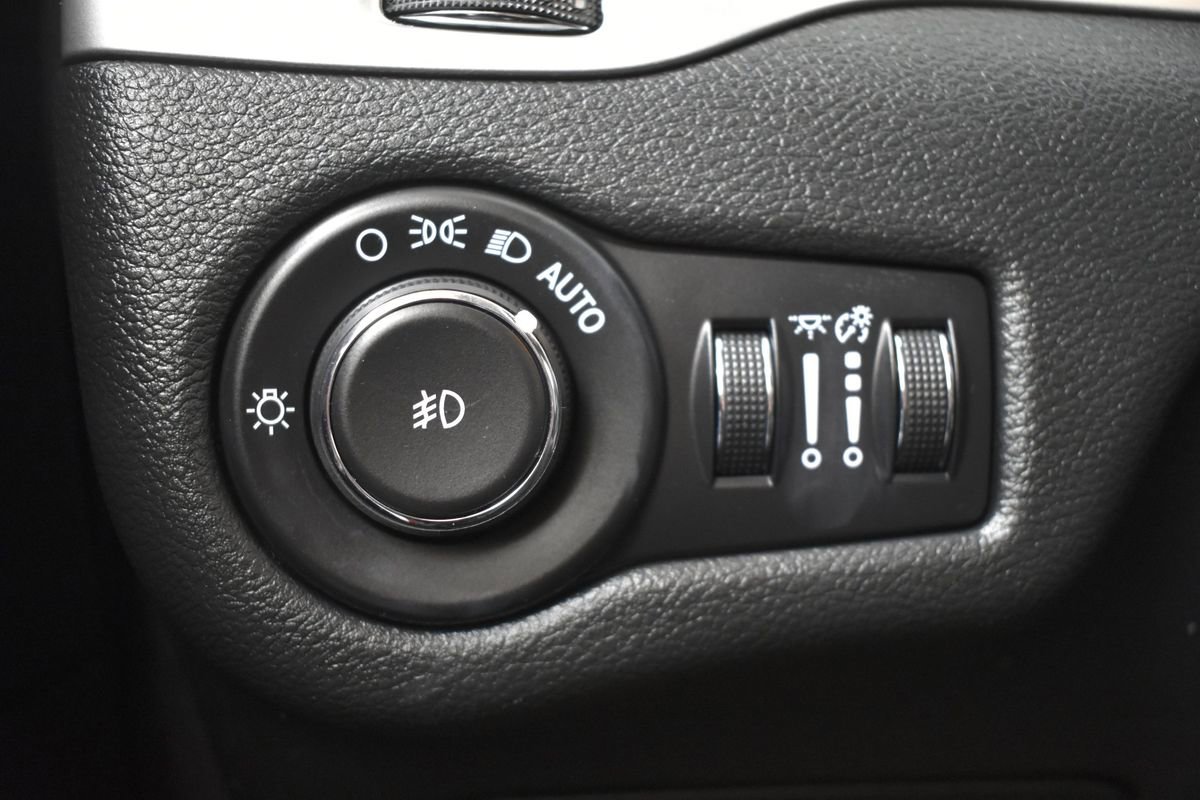 Used 2015 Jeep Cherokee Trailhawk w/ Cold Weather Group image 27