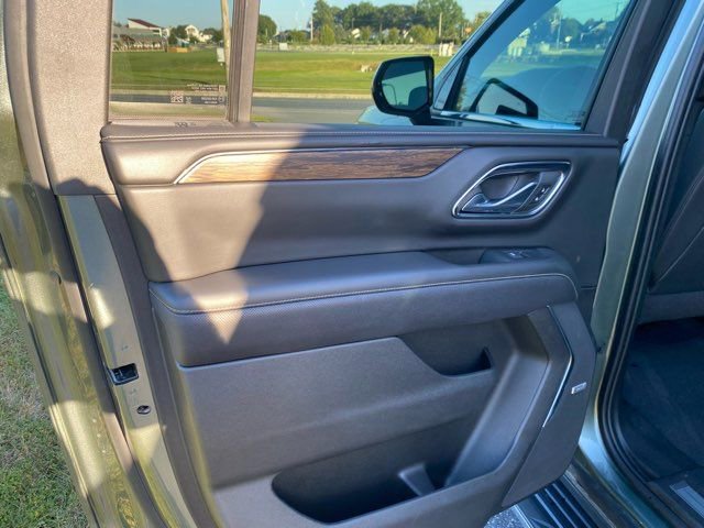 Used 2023 Chevrolet Suburban Premier image 20