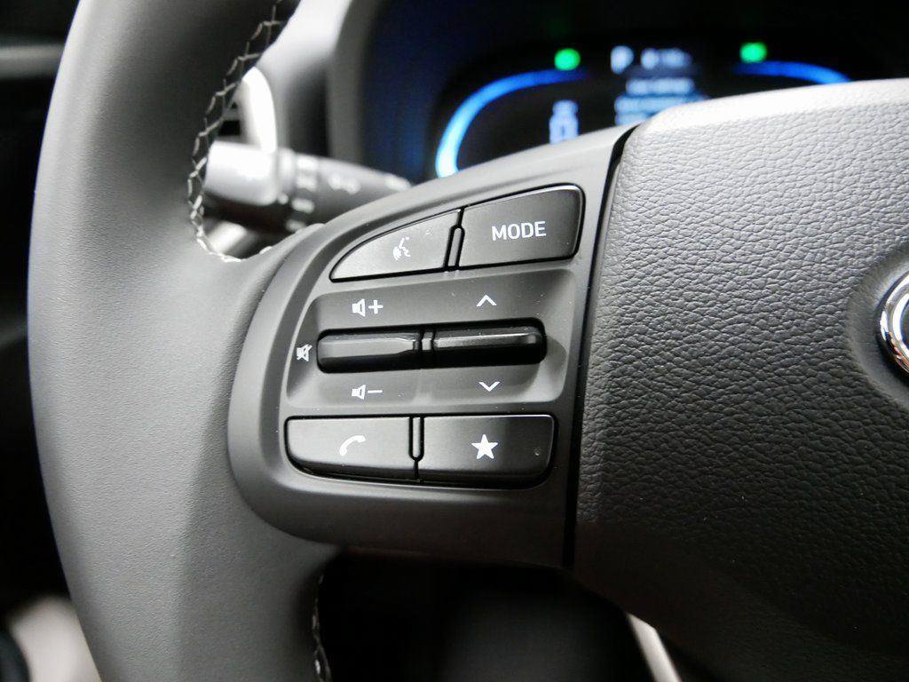 Used 2025 Hyundai Venue SEL FWD image 23