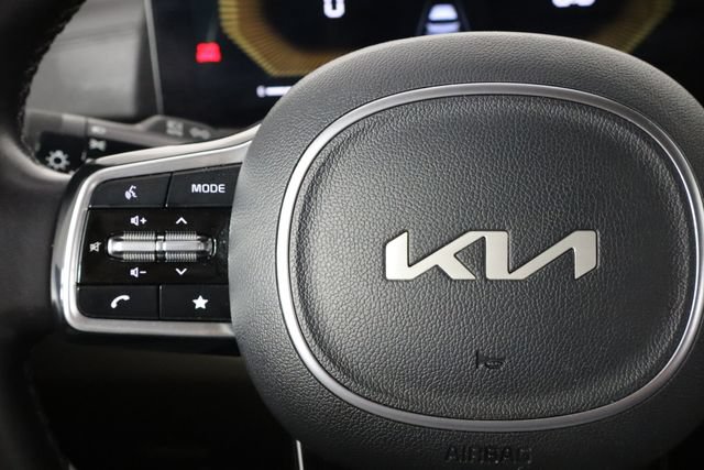 Certified 2025 Kia Carnival FWD image 8