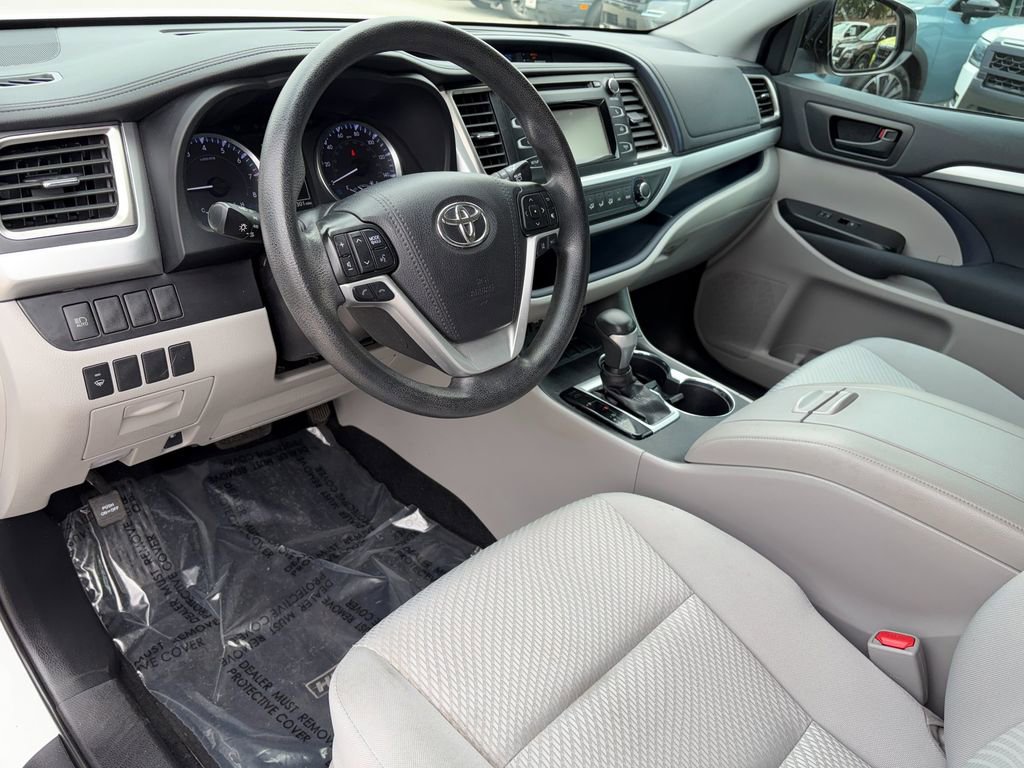 Used 2019 Toyota Highlander LE FWD image 8
