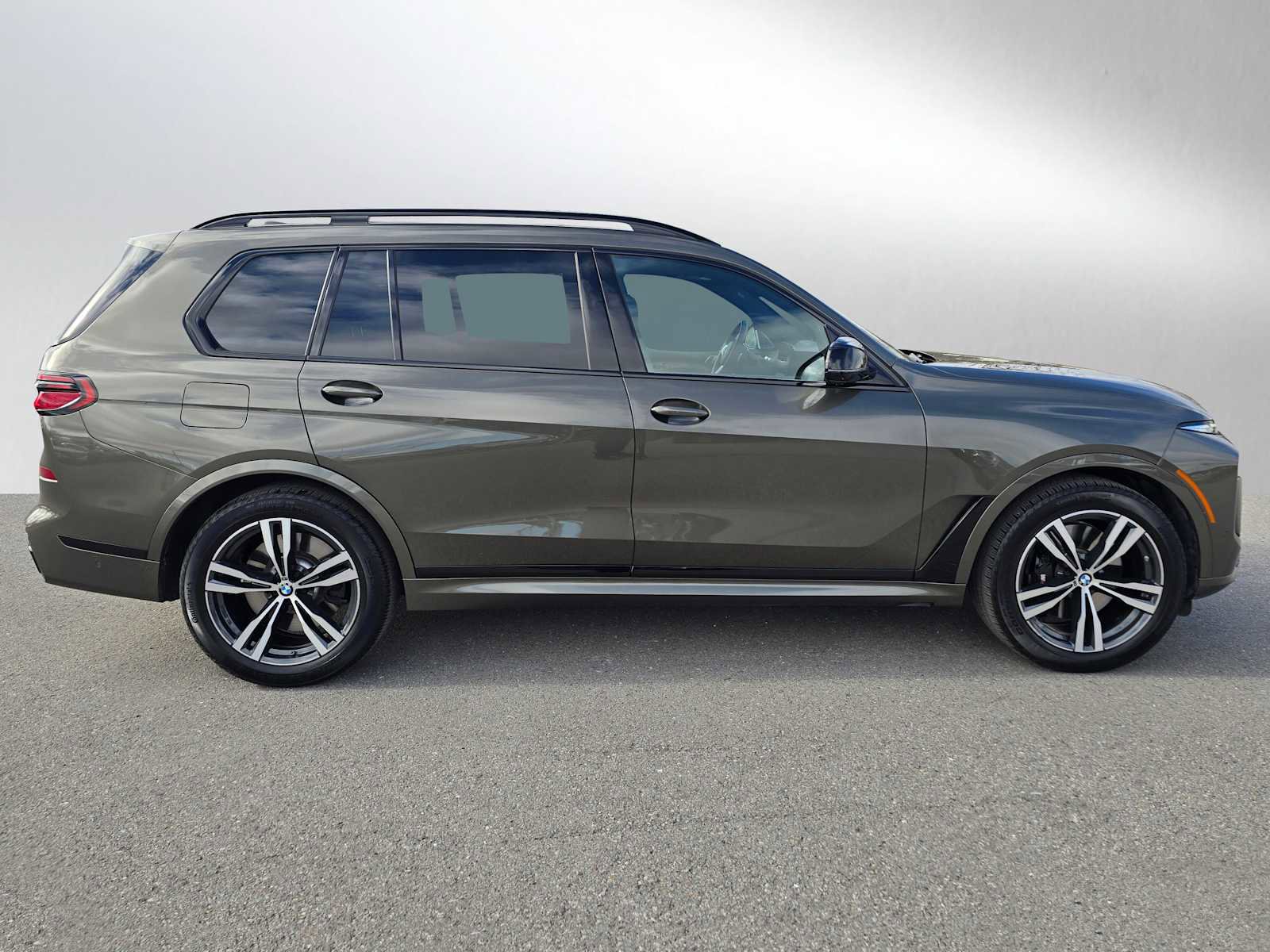 Used 2025 BMW X7 M60i w/ Executive Package image 2
