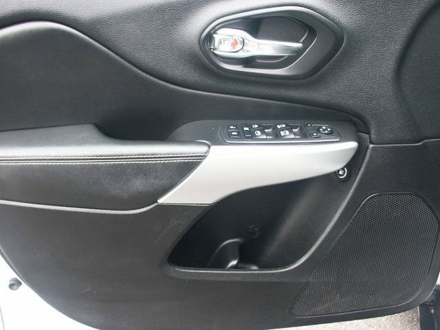 Used 2018 Jeep Cherokee Latitude Plus AWD/4WD image 13