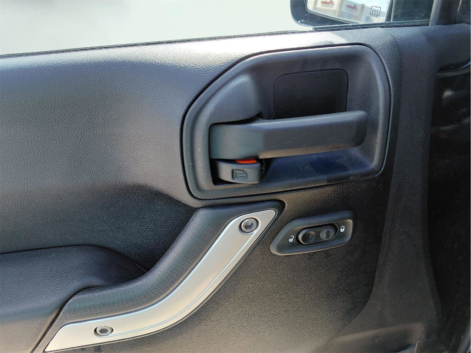 Used 2015 Jeep Wrangler Unlimited Rubicon w/ Connectivity Group image 25