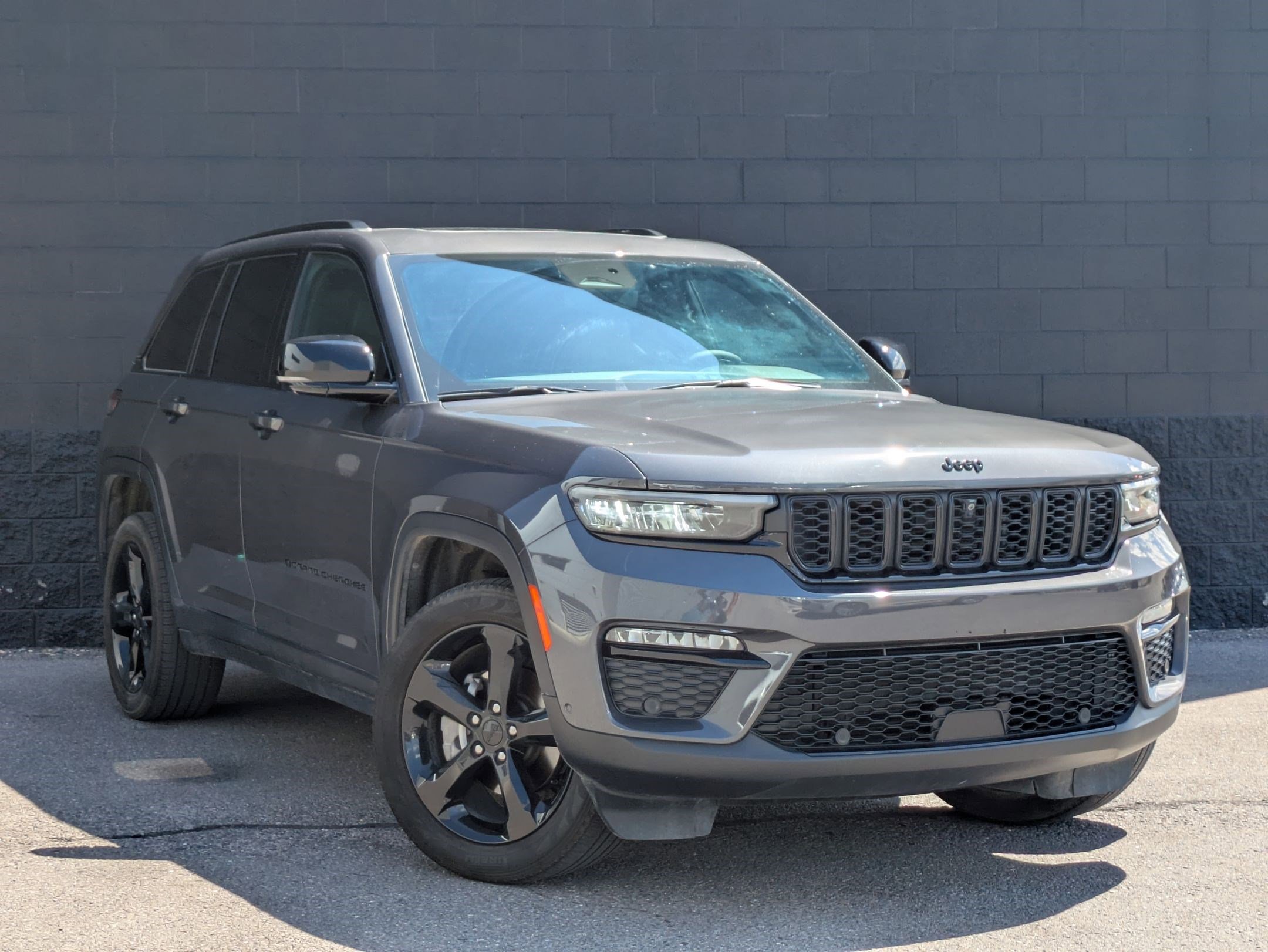 Used 2024 Jeep Grand Cherokee Limited w/ Luxury Tech Group II AWD/4WD image 3